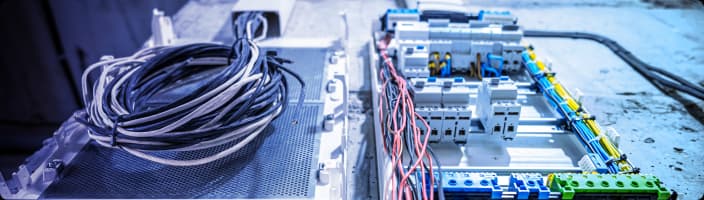 Cabos, disjuntores e quadros de distribuição.