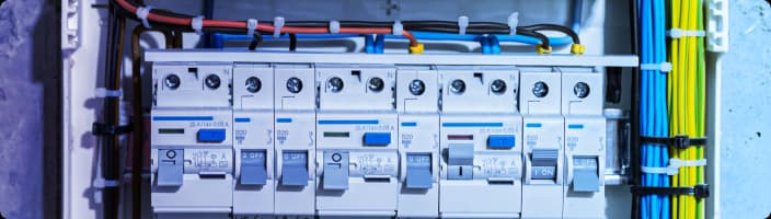 Cabos, disjuntores e quadros de distribuição.