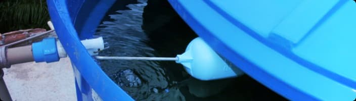 Caixas d'água, bombas e pressurizadores.